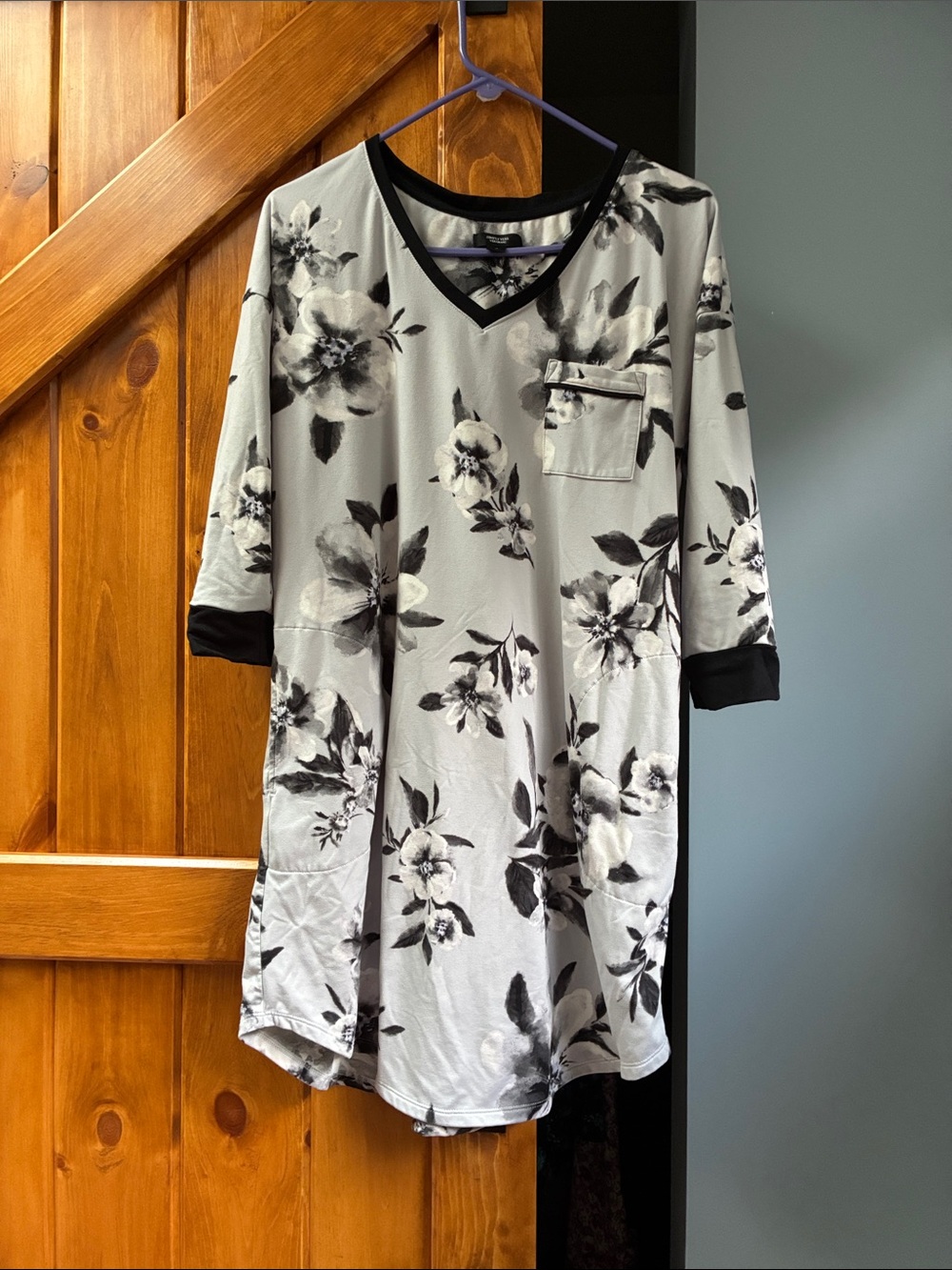 Simply Vera Vera Wang Black & White Floral V-Neck Nightshirt
